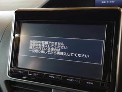 【純正ＳＤナビ】装備です！フルセグテレビやＢｌｕｅｔｏｏｔｈオーディオ接続、ＤＶＤ再生など多彩な機能を併せ持っており、インパネ周りがすっきりしてますね！ 3