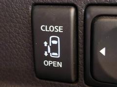 【片側電動スライドドア】運転席よりボタンひとつで開閉可能なスライドドアです。雨の日のお迎えの時など役立ちますね。 5