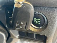 車内へのアクセス楽々、今や必須アイテムの「スマートキー」には、キー複製防止「イモビライザー」まで備わっております。 5