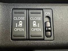 【両側電動スライドドア】運転席よりボタンひとつで開閉可能なスライドドアです。雨の日のお迎えの時など役立ちますね。 7