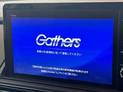 【Ｇａｔｈｅｒｓ　ＳＤナビ】装備です！フルセグテレビやＢｌｕｅｔｏｏｔｈオーディオ接続、ＤＶＤ再生など多彩な機能を併せ持っており、インパネ周りがすっきりしてますね！ 3