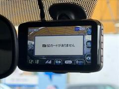 ドライブレコーダー搭載。映像・音声などを記録する自動車用の車載装置のことです。 7