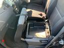 助手席下部に荷物入れがあります。取っ手付きなので持ち運びも便利です。
