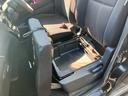 助手席下部に荷物入れがあります。取っ手付きなので持ち運びも便利です。