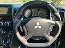 当社は運転手が一番長く触っている部分のステアリングは新品のステアリングに交換いたします。ハンドル部分でクルーズコントロールの操作が可能です。黒木目ガングリップステアリングに交換済み♪