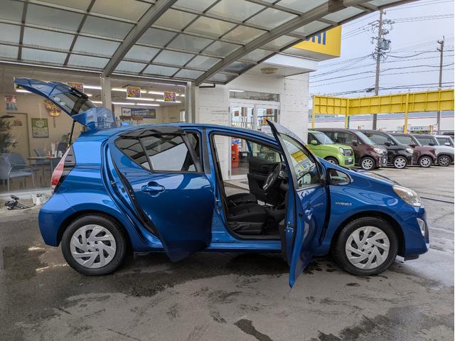 アクア S 純正SDナビ BTオーディオ ETC バックカメラ ワンセグTV スマートキー プッシュスタート オートライト LEDヘッドライト 車線逸脱警報装置 アイドリングストップ ステアリングリモコン(57枚目)