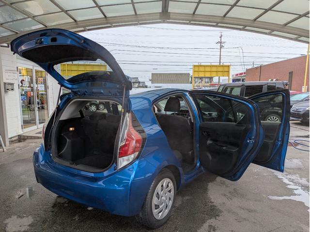 アクア S 純正SDナビ BTオーディオ ETC バックカメラ ワンセグTV スマートキー プッシュスタート オートライト LEDヘッドライト 車線逸脱警報装置 アイドリングストップ ステアリングリモコン(58枚目)