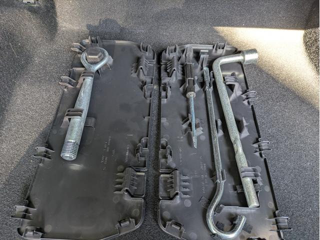 フリード＋ Ｇ・ホンダセンシング　社外ＳＤナビ　ＢＴオーディオ　ドラレコ　ＥＴＣ　バックカメラ　ＣＤ／ＤＶＤ再生　フルセグＴＶ　両側電動スライドドア　追従クルコン　衝突軽減ブレーキ　車線逸脱警報装置　プッシュスタート　ウォークスルー（12枚目）