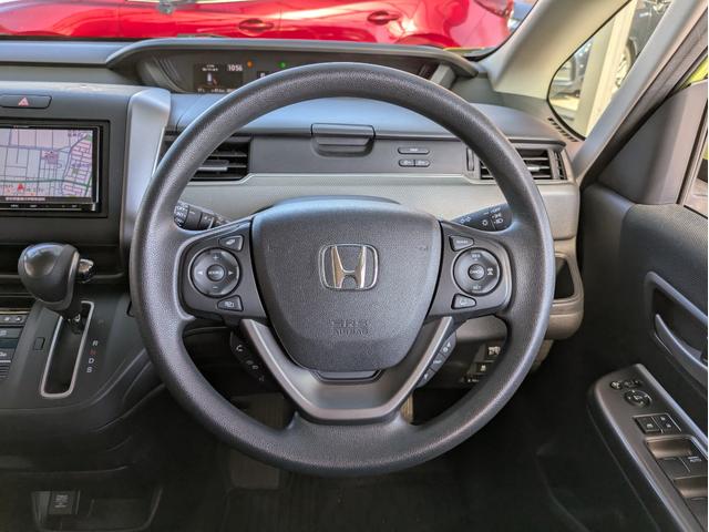 フリード＋ Ｇ・ホンダセンシング　社外ＳＤナビ　ＢＴオーディオ　ドラレコ　ＥＴＣ　バックカメラ　ＣＤ／ＤＶＤ再生　フルセグＴＶ　両側電動スライドドア　追従クルコン　衝突軽減ブレーキ　車線逸脱警報装置　プッシュスタート　ウォークスルー（16枚目）