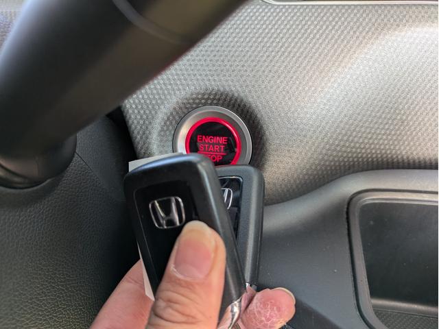 フリード＋ Ｇ・ホンダセンシング　社外ＳＤナビ　ＢＴオーディオ　ドラレコ　ＥＴＣ　バックカメラ　ＣＤ／ＤＶＤ再生　フルセグＴＶ　両側電動スライドドア　追従クルコン　衝突軽減ブレーキ　車線逸脱警報装置　プッシュスタート　ウォークスルー（35枚目）