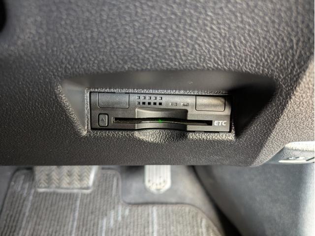 プリウス Ｓ　純正ＳＤナビ　ＢＴオーディオ　ＥＴＣ　バックカメラ　ワンセグＴＶ　ＣＤ再生　オートライト　ＬＥＤヘッドライト　ステアリングリモコン　プッシュスタート　純正１５インチＡＷ　アイドリングストップ（26枚目）