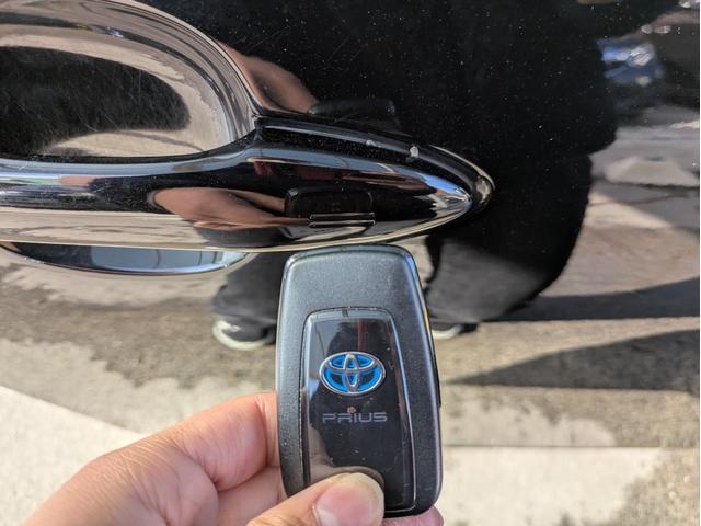 プリウス Ｓ　純正ＳＤナビ　ＢＴオーディオ　ＥＴＣ　バックカメラ　ワンセグＴＶ　ＣＤ再生　オートライト　ＬＥＤヘッドライト　ステアリングリモコン　プッシュスタート　純正１５インチＡＷ　アイドリングストップ（33枚目）