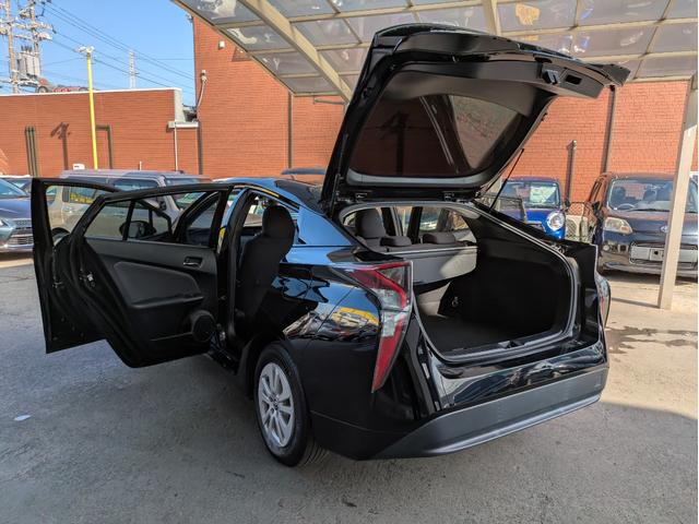 プリウス Ｓ　純正ＳＤナビ　ＢＴオーディオ　ＥＴＣ　バックカメラ　ワンセグＴＶ　ＣＤ再生　オートライト　ＬＥＤヘッドライト　ステアリングリモコン　プッシュスタート　純正１５インチＡＷ　アイドリングストップ（57枚目）