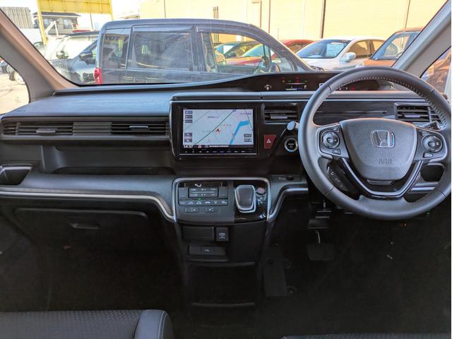 ステップワゴンスパーダ スパーダハイブリッド　Ｇ・ＥＸ　ホンダセンシング　純正ＳＤナビ　ＢＴオーディオ　ＵＳＢ入力端子　後席モニター　ＥＴＣ　全周囲・バックカメラ　　シートヒーター　ハーフレザーシート　オートライト　両側電動スライドドア　追従クルコン　車線逸脱警報装置（7枚目）