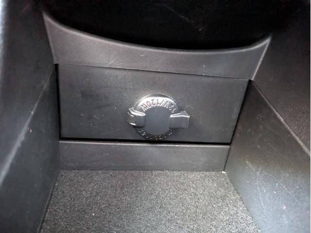 マークＸジオ エアリアル　社外メモリーナビ　ＢＴオーディオ　サイド・バックカメラ　ＣＤ／ＤＶＤ再生　フルセグＴＶ　３列シート７人乗り　オートライト　ＨＩＤヘッドライト　フロントフォグ　ステアリングリモコン　　プッシュスタート（24枚目）