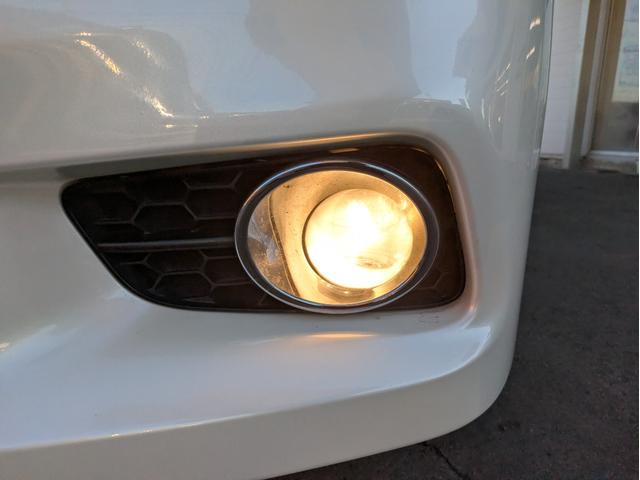 マークＸジオ エアリアル　社外メモリーナビ　ＢＴオーディオ　サイド・バックカメラ　ＣＤ／ＤＶＤ再生　フルセグＴＶ　３列シート７人乗り　オートライト　ＨＩＤヘッドライト　フロントフォグ　ステアリングリモコン　　プッシュスタート（42枚目）