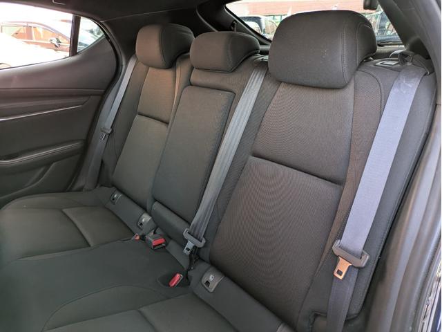 MAZDA3ファストバック 15Sツーリング 純正SDナビ BTオーディオ 全周囲・バックカメラ USB入力端子 障害物センサー 追従クルコン 衝突軽減ブレーキ 車線逸脱警報 オートライト LEDヘッドライト プッシュスタート 純正18インチAW(11枚目)