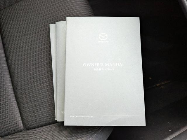 MAZDA3ファストバック 15Sツーリング 純正SDナビ BTオーディオ 全周囲・バックカメラ USB入力端子 障害物センサー 追従クルコン 衝突軽減ブレーキ 車線逸脱警報 オートライト LEDヘッドライト プッシュスタート 純正18インチAW(31枚目)