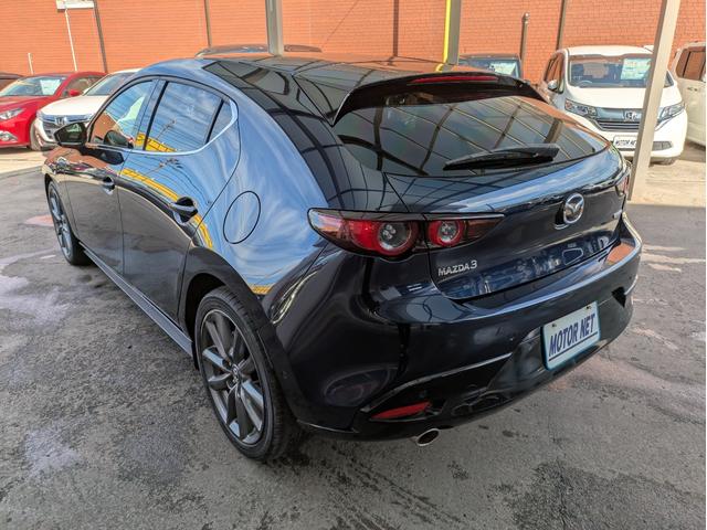 MAZDA3ファストバック 15Sツーリング 純正SDナビ BTオーディオ 全周囲・バックカメラ USB入力端子 障害物センサー 追従クルコン 衝突軽減ブレーキ 車線逸脱警報 オートライト LEDヘッドライト プッシュスタート 純正18インチAW(40枚目)