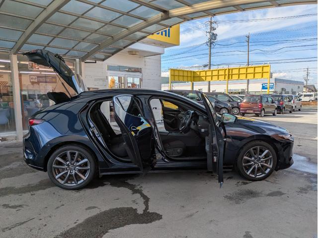 MAZDA3ファストバック 15Sツーリング 純正SDナビ BTオーディオ 全周囲・バックカメラ USB入力端子 障害物センサー 追従クルコン 衝突軽減ブレーキ 車線逸脱警報 オートライト LEDヘッドライト プッシュスタート 純正18インチAW(54枚目)