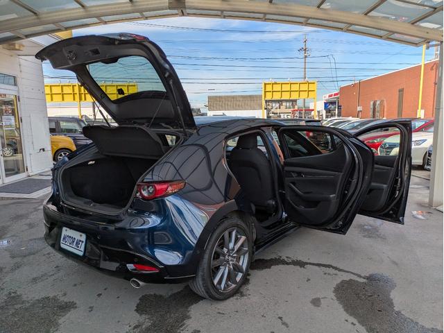 MAZDA3ファストバック 15Sツーリング 純正SDナビ BTオーディオ 全周囲・バックカメラ USB入力端子 障害物センサー 追従クルコン 衝突軽減ブレーキ 車線逸脱警報 オートライト LEDヘッドライト プッシュスタート 純正18インチAW(55枚目)
