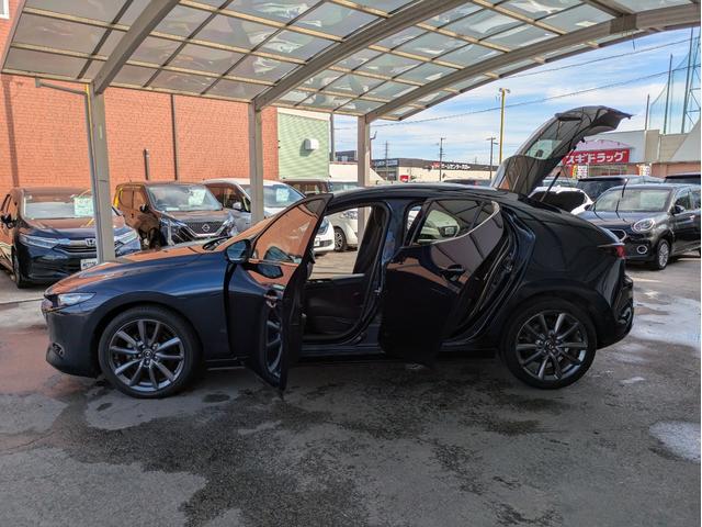 MAZDA3ファストバック 15Sツーリング 純正SDナビ BTオーディオ 全周囲・バックカメラ USB入力端子 障害物センサー 追従クルコン 衝突軽減ブレーキ 車線逸脱警報 オートライト LEDヘッドライト プッシュスタート 純正18インチAW(58枚目)