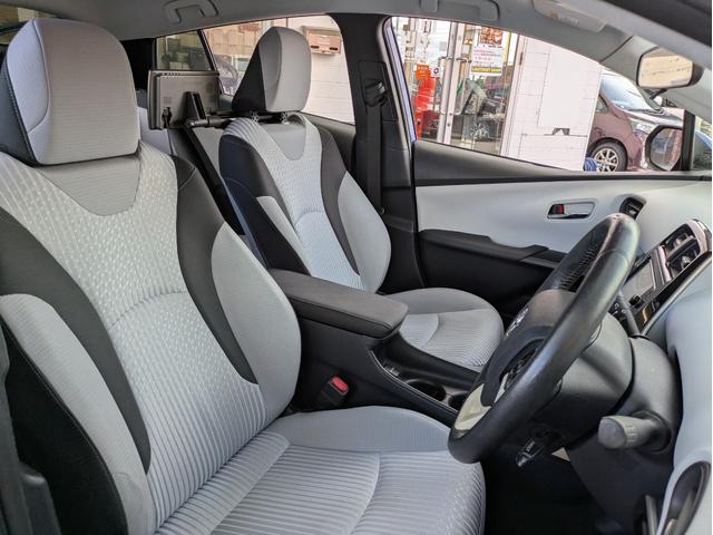 プリウス Ｓ　純正ＳＤナビ　ＢＴオーディオ　ＥＴＣ　バックカメラ　ＣＤ／ＤＶＤ再生　クルーズコントロール　衝突軽減ブレーキ　オートライト　ＬＥＤヘッドライト　オートマチックハイビーム　プッシュスタート　純正ＡＷ（8枚目）