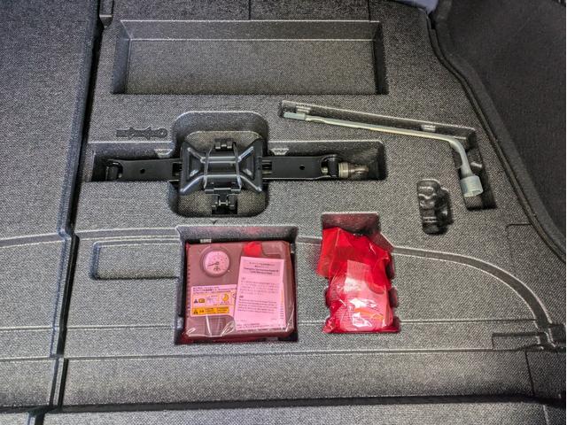 プリウス Ｓ　純正ＳＤナビ　ＢＴオーディオ　ＥＴＣ　バックカメラ　ＣＤ／ＤＶＤ再生　クルーズコントロール　衝突軽減ブレーキ　オートライト　ＬＥＤヘッドライト　オートマチックハイビーム　プッシュスタート　純正ＡＷ（14枚目）