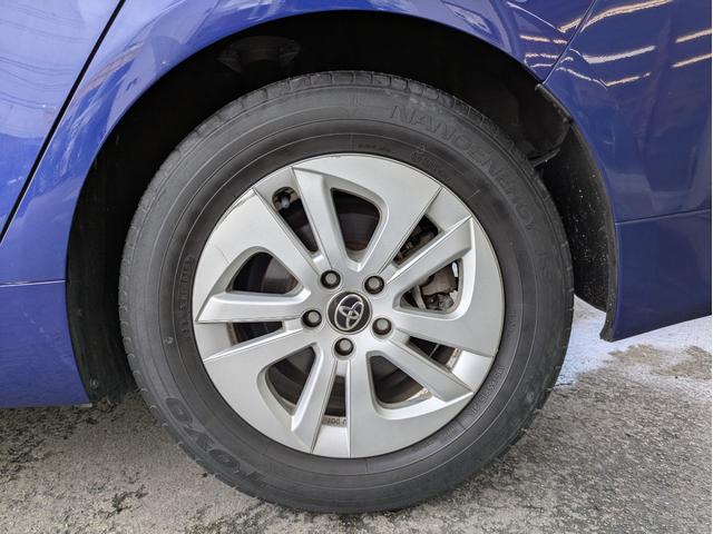 プリウス Ｓ　純正ＳＤナビ　ＢＴオーディオ　ＥＴＣ　バックカメラ　ＣＤ／ＤＶＤ再生　クルーズコントロール　衝突軽減ブレーキ　オートライト　ＬＥＤヘッドライト　オートマチックハイビーム　プッシュスタート　純正ＡＷ（52枚目）