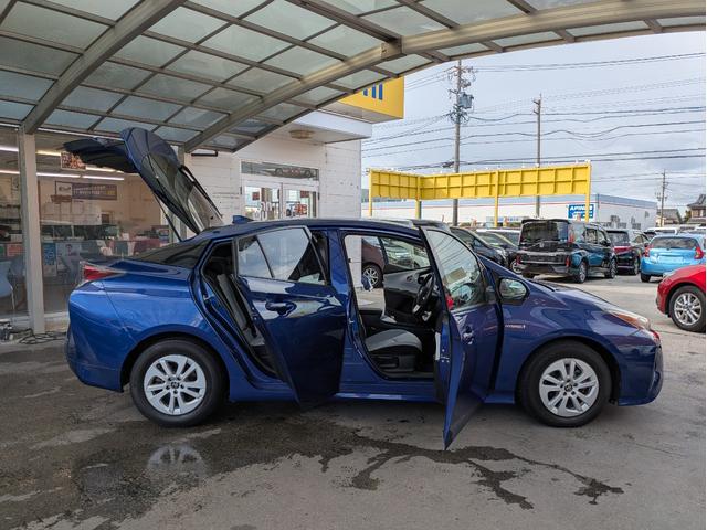 プリウス Ｓ　純正ＳＤナビ　ＢＴオーディオ　ＥＴＣ　バックカメラ　ＣＤ／ＤＶＤ再生　クルーズコントロール　衝突軽減ブレーキ　オートライト　ＬＥＤヘッドライト　オートマチックハイビーム　プッシュスタート　純正ＡＷ（56枚目）