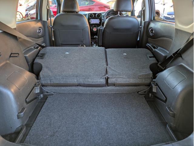 ノート メダリスト　エマージェンシーブレーキパッケージ　純正ＳＤナビ　ＢＴオーディオ　全周囲・バックカメラ　サイド・バックカメラ　ＥＴＣ　ＣＤ／ＤＶＤ再生　オートライト　衝突軽減ブレーキ　レーンキープアシスト　アイドリングストップ　プッシュスタート（13枚目）