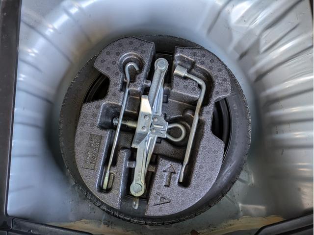 ノート メダリスト　エマージェンシーブレーキパッケージ　純正ＳＤナビ　ＢＴオーディオ　全周囲・バックカメラ　サイド・バックカメラ　ＥＴＣ　ＣＤ／ＤＶＤ再生　オートライト　衝突軽減ブレーキ　レーンキープアシスト　アイドリングストップ　プッシュスタート（14枚目）