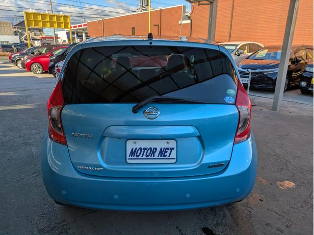 ノート メダリスト　エマージェンシーブレーキパッケージ　純正ＳＤナビ　ＢＴオーディオ　全周囲・バックカメラ　サイド・バックカメラ　ＥＴＣ　ＣＤ／ＤＶＤ再生　オートライト　衝突軽減ブレーキ　レーンキープアシスト　アイドリングストップ　プッシュスタート（36枚目）