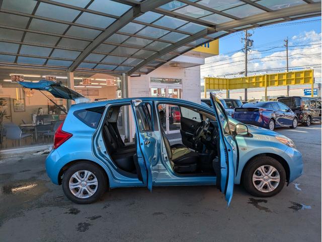 ノート メダリスト　エマージェンシーブレーキパッケージ　純正ＳＤナビ　ＢＴオーディオ　全周囲・バックカメラ　サイド・バックカメラ　ＥＴＣ　ＣＤ／ＤＶＤ再生　オートライト　衝突軽減ブレーキ　レーンキープアシスト　アイドリングストップ　プッシュスタート（53枚目）