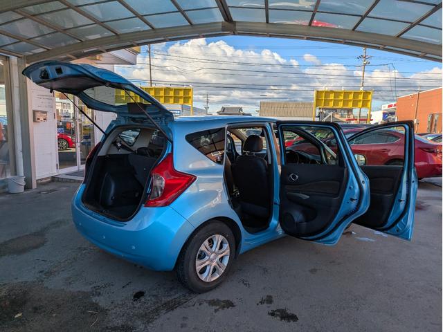 ノート メダリスト　エマージェンシーブレーキパッケージ　純正ＳＤナビ　ＢＴオーディオ　全周囲・バックカメラ　サイド・バックカメラ　ＥＴＣ　ＣＤ／ＤＶＤ再生　オートライト　衝突軽減ブレーキ　レーンキープアシスト　アイドリングストップ　プッシュスタート（54枚目）