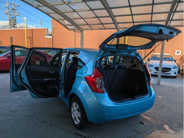 ノート メダリスト　エマージェンシーブレーキパッケージ　純正ＳＤナビ　ＢＴオーディオ　全周囲・バックカメラ　サイド・バックカメラ　ＥＴＣ　ＣＤ／ＤＶＤ再生　オートライト　衝突軽減ブレーキ　レーンキープアシスト　アイドリングストップ　プッシュスタート（56枚目）