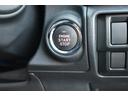 アクセスキーを携帯して運転席か助手席のドアハンドル内側に触れるだけで解錠、ドアハンドルのセンサーに触れるだけで施錠が可能。エンジン始動はプッシュエンジンスイッチから行います。