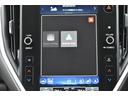 Apple CarPlay/Android Autoに対応しスマートフォンにインストールされているアプリを大画面に表示して使用できるほか、音声認識による操作も可能です。