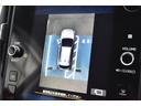 トップビュー:4つのカメラの画像を合成して自車を上からみたような映像を表示し、発進時や駐車時等の車両周囲の状況をサポート。また同時にフロント/サイド/リヤ画面や後退時ブレーキアシスト検知画面も表示可能