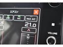 エアコン設定はインフォメーションディスプレイにて操作できます。温度調節はハードスイッチで行えます。