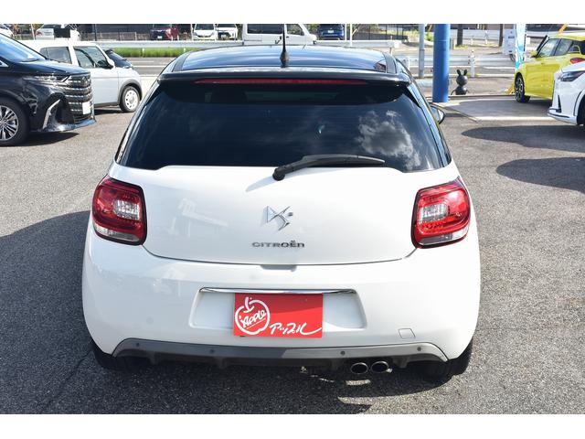 ＤＳ３ スポーツシック　★６ＭＴ★ユーザー買取車★キーレスエントリー★スペアキー有り★ＥＴＣ車載器★純正１７インチアルミホイール★オートライト★リモート格納サイドミラー★フロアマット★スペアタイヤ有り★収納付きアームレスト（10枚目）