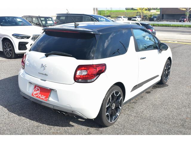 ＤＳ３ スポーツシック　★６ＭＴ★ユーザー買取車★キーレスエントリー★スペアキー有り★ＥＴＣ車載器★純正１７インチアルミホイール★オートライト★リモート格納サイドミラー★フロアマット★スペアタイヤ有り★収納付きアームレスト（12枚目）