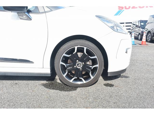 ＤＳ３ スポーツシック　★６ＭＴ★ユーザー買取車★キーレスエントリー★スペアキー有り★ＥＴＣ車載器★純正１７インチアルミホイール★オートライト★リモート格納サイドミラー★フロアマット★スペアタイヤ有り★収納付きアームレスト（18枚目）