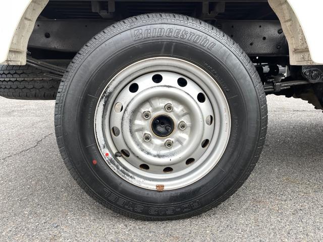 バネットトラック スーパーローＧＬ　５ＭＴ　ディーゼルターボ　４ＷＤ　積載量８５０ｋｇ　後輪シングル　高床　平床ボディ　荷台サイズ　長さ２４７ｃｍ　幅１６０ｃｍ　高さ３４ｃｍ　社外ナビ　ＴＶ　ＤＶＤ再生　ＥＴＣ　パワーウィンドウ（28枚目）