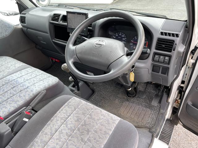 バネットトラック スーパーローＧＬ　５ＭＴ　ディーゼルターボ　４ＷＤ　積載量８５０ｋｇ　後輪シングル　高床　平床ボディ　荷台サイズ　長さ２４７ｃｍ　幅１６０ｃｍ　高さ３４ｃｍ　社外ナビ　ＴＶ　ＤＶＤ再生　ＥＴＣ　パワーウィンドウ（31枚目）