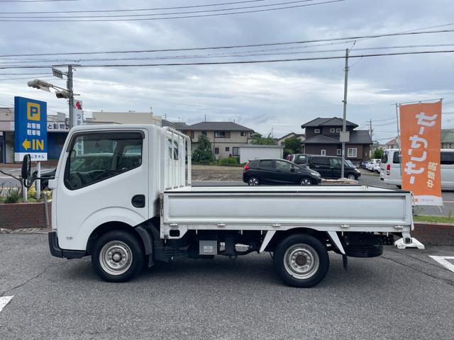 アトラストラック ショートフルスーパーローＤＸ　ＡＴ　平ボディ　荷台鉄板張り　高床　リアシングルタイヤ　最大積載量１５００ｋｇ　荷台サイズ　長さ２８５ｃｍ　幅１６０ｃｍ　高さ３８ｃｍ　フロントフォグライト　パワーウィンドウ　エアコン　純正ラジオ（10枚目）
