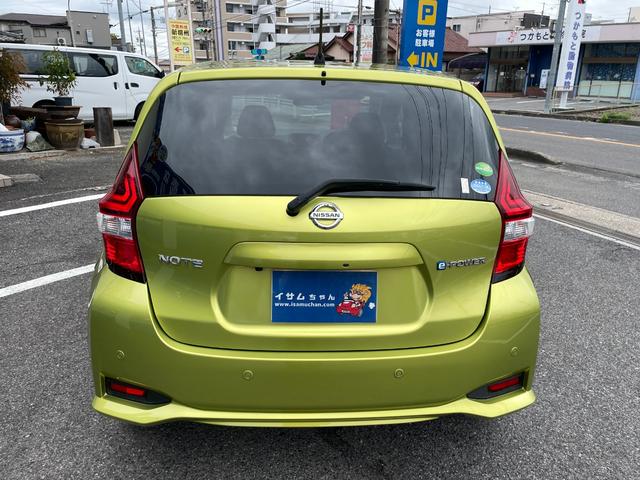 ノート ｅ－パワー　Ｘ　ドライブレコーダー　純正ナビ　バックカメラ　ＥＴＣ２．０　フルセグ　ＤＶＤ再生　Ｂｌｕｅｔｏｏｔｈオーディオ　オートライト　純正１５インチアルミ　車線逸脱機能　クリアランスソナー　プッシュスタート（12枚目）