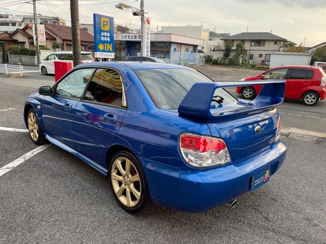 インプレッサ ＷＲＸ　５ＭＴ　ワンオーナー　アプライドモデルＧ型　タイミングベルト交換済み　大型リアウィング　ＨＩＤヘッドライト　リアフォグライト　パワーウィンドウ　純正１７インチアルミホイール　キーレスエントリー（11枚目）