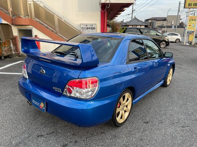 インプレッサ ＷＲＸ　５ＭＴ　ワンオーナー　アプライドモデルＧ型　タイミングベルト交換済み　大型リアウィング　ＨＩＤヘッドライト　リアフォグライト　パワーウィンドウ　純正１７インチアルミホイール　キーレスエントリー（13枚目）