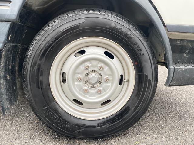 タイタンダッシュ WキャブワイドローDX 5MT 6人乗り 荷台鉄板張り 平ボディ 低床 後輪ダブルタイヤ 最大積載量1250kg 荷台サイズ 長さ210cm 幅160cm 高さ37cm 前席パワーウィンドウ エアコン フロントフォグライト(26枚目)